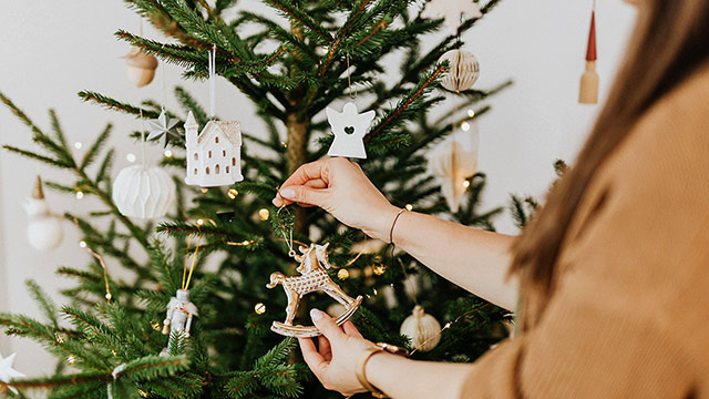 minimalistické zdobení vánočního stromečku
